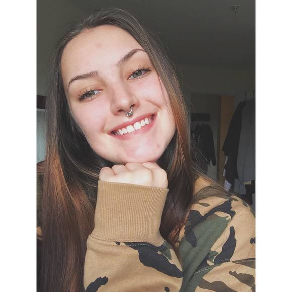 Meet your Posher, Danielle - Picture 1 of 1